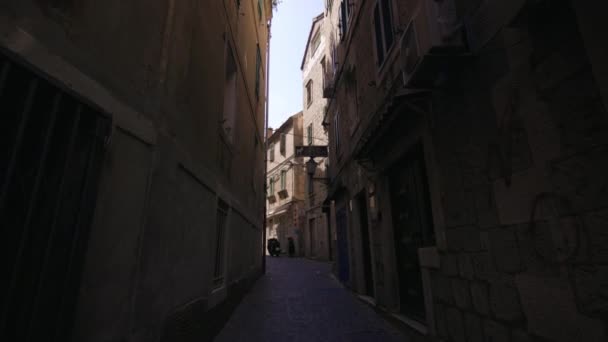 Paseando Por Las Estrechas Calles Traseras Del Casco Antiguo Split — Vídeo de stock