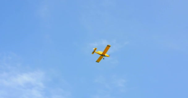 Yellow Airplane Low Flying Blue Clear Sky Summer Low Angle — Vídeos de Stock