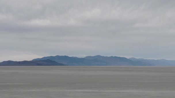 犹他州的大盐湖 在阴云密布的日子里 群山高耸入云 枪林弹雨 — 图库视频影像