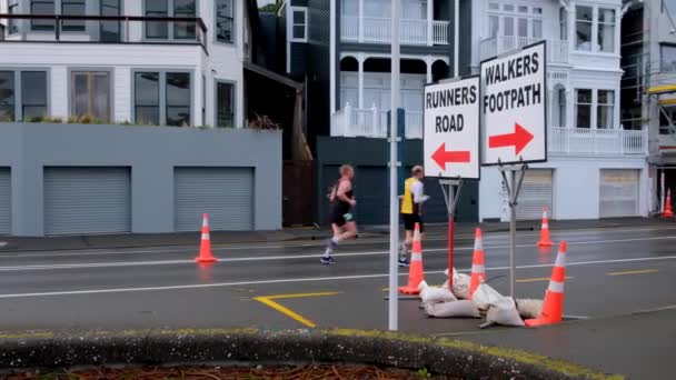 Sporty People Running Walking Oriental Parade Gazley Volkswagen Wellington Marathon — ストック動画