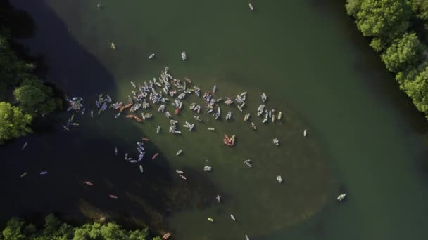 在美国奥斯汀的一条河里 许多划桨者的空中照片 螺丝刀 无人驾驶飞机射击 — 图库视频影像