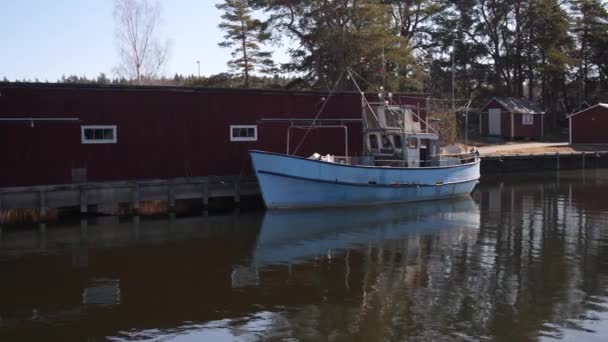 Stationary Footage Old Fishing Boat Docked Lake Sweden Has Been — Stok Video