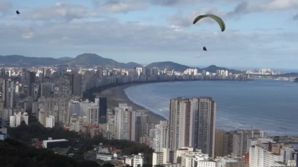 Gleitschirm Dreht Hoch Über Hotels Und Appartementhäusern Von Santos Brasilien — Stockvideo
