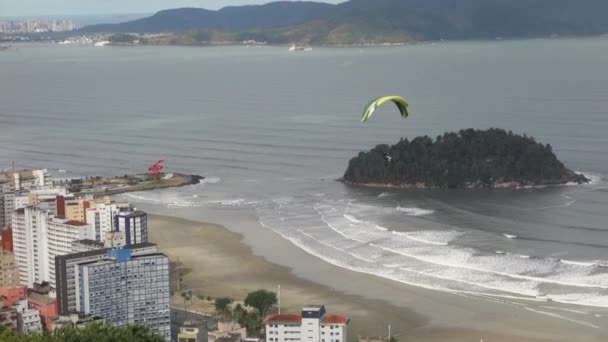 Gleitschirmflieger Genießt Sanften Flug Über Itarare Beach Santos Brasilien — Stockvideo