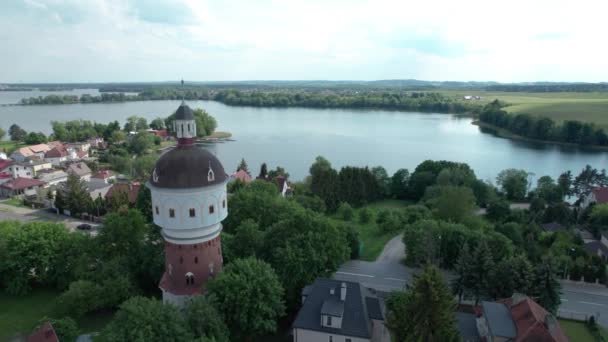 Warmian Waterdrop Museum Tower Lake Background While Vehicles Cross — ストック動画