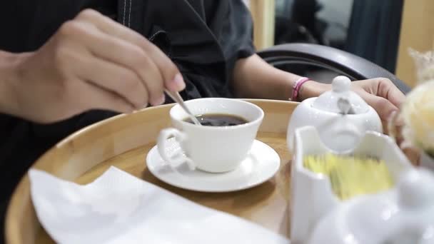 Lány Elkészíti Csésze Kávét Díszes Tálca Lövés Részletek — Stock videók
