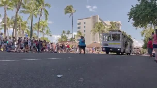Timelapse King Kamehameha Parade Waikiki Sunny Day — Stockvideo