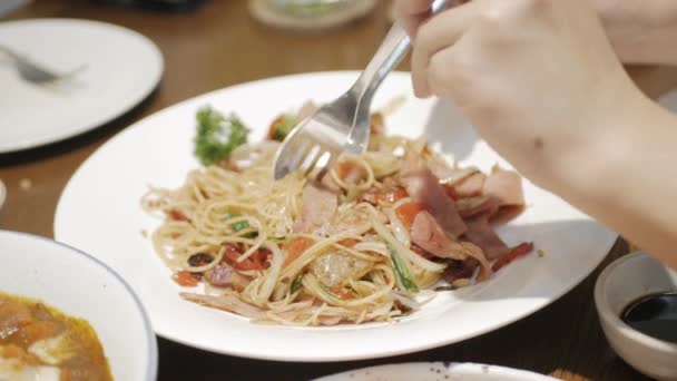 Menggunakan Garpu Untuk Makan Spaghetti Dengan Sosis Makanan Itali Jepang — Stok Video
