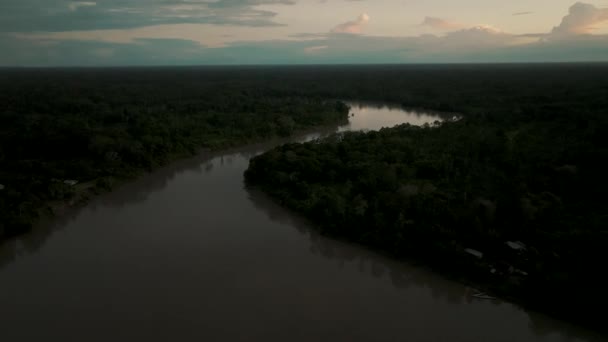 Vista Aérea Del Río Amazonas Rodeada Exuberantes Selvas Tropicales Atardecer — Vídeo de stock