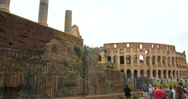 Mensen Die Wandelen Het Park Buurt Van Het Beroemde Colosseum — Stockvideo