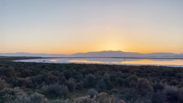 Východ Slunce Nad Velkým Salt Lake Utahu Panning Shot Odrazy — Stock video