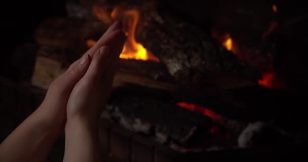 Närbild Kvinna Gnugga Händerna Tillsammans För Att Blötlägga Värmen Öppen — Stockvideo