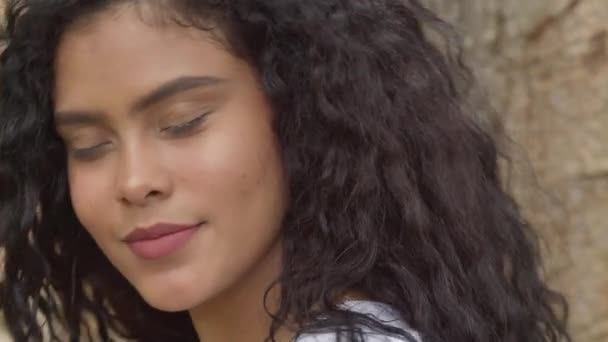 Facial Close Von Einem Hübschen Lockigen Haar Latina Mädchen — Stockvideo