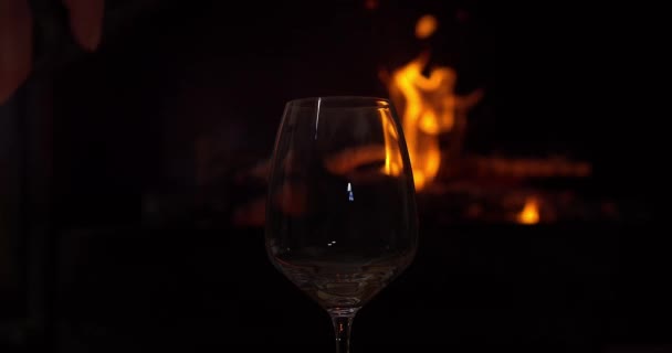 Hands Pouring Wine Glass Fireplace Background Static Close — Vídeo de Stock