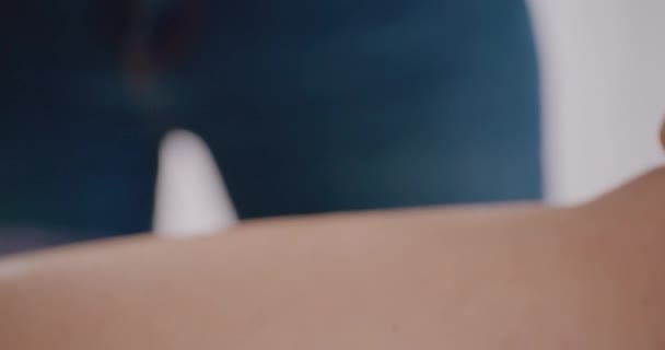 Krásné Ruce Podávají Vosk Depilaci Ženských Nohou Gimbal Rackové Ostření — Stock video
