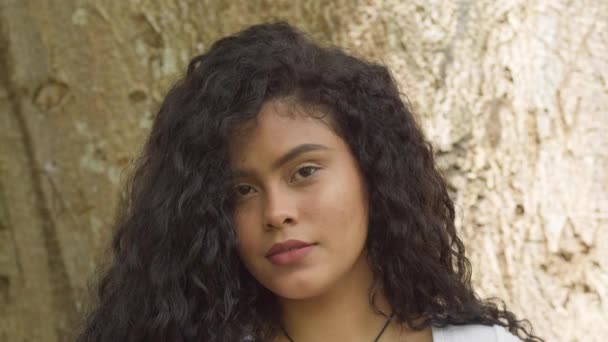 Young Curly Hair Girl Standing Base Large Tree Park Closeup — Vídeos de Stock