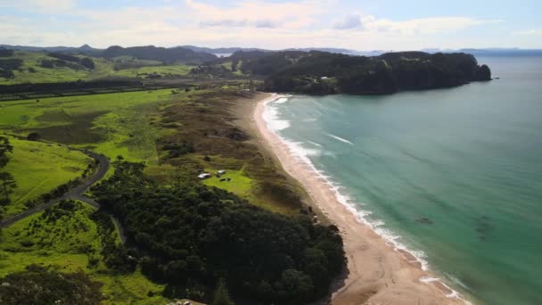 Panning Hot Water Beach Nowej Zelandii Dronem — Wideo stockowe