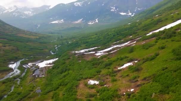 Časová Prodleva Turistů Turistické Stezce Údolí Potokem Uprostřed Sněhových Útesů — Stock video