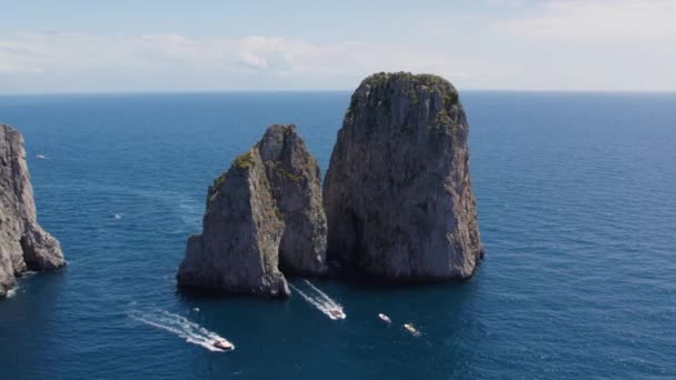 Pleasure Boats Explore Dramatic Rock Formations Faraglioni Capri Aerial — Vídeo de stock