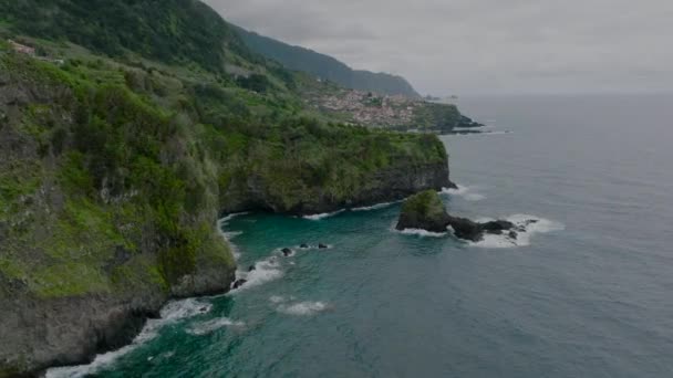 Dramatische Vulkanische Küste Madeiras Mit Viel Grün Filmische Luftaufnahme — Stockvideo