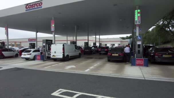 Busy Petrol Station Costco Watford England June 2022 — Stok Video
