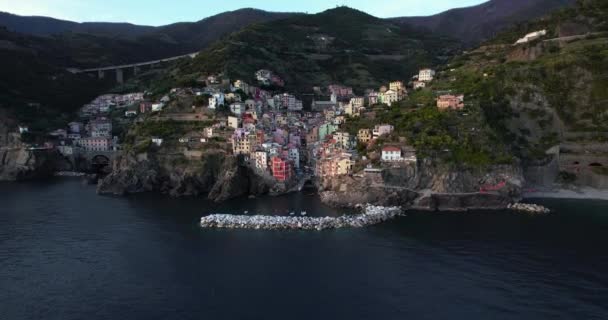 Aerial Pullback Reveals Charming Riomaggiore Cinque Terre Italy — Stockvideo