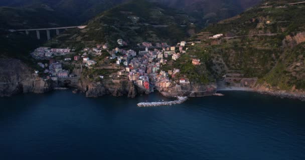 Scénický Letecký Pohled Krásně Umístěnou Historickou Vesnici Riomaggiore Cinque Terre — Stock video
