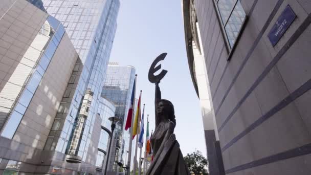 Statue Holding Euro Symbol European Parliament Brussels Belgium Static Zoom — Stockvideo