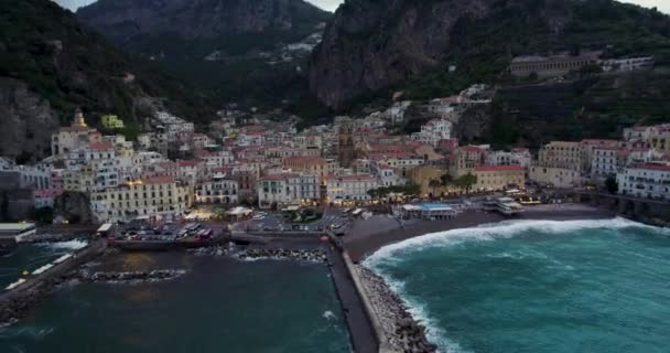 Amalfi Debajo Acantilados Dramáticos Costa Escénica Amalfi Italia Arco Aéreo — Vídeos de Stock