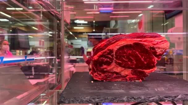 Big Piece Red Dry Aged Beef Rib Eye Butcher Steak — 图库视频影像