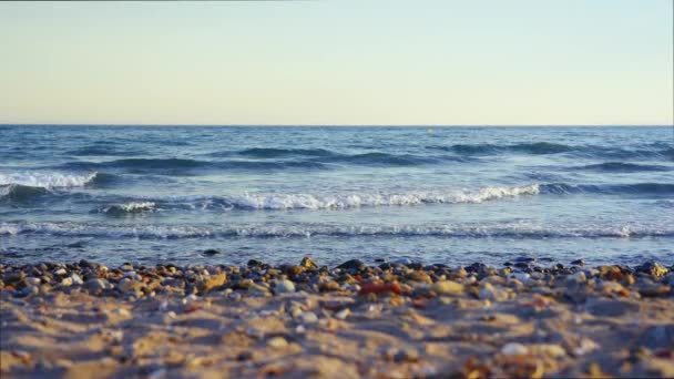Spiaggia Rocciosa Vuota Con Onde Dell Oceano Rallentatore — Video Stock