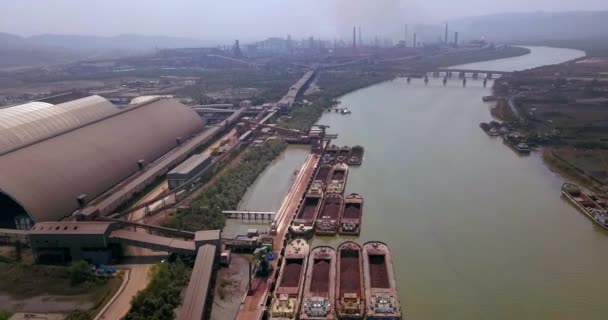 Vista Aérea Los Barcos Industriales Almacén Canal Llenos Mineral Hierro — Vídeo de stock