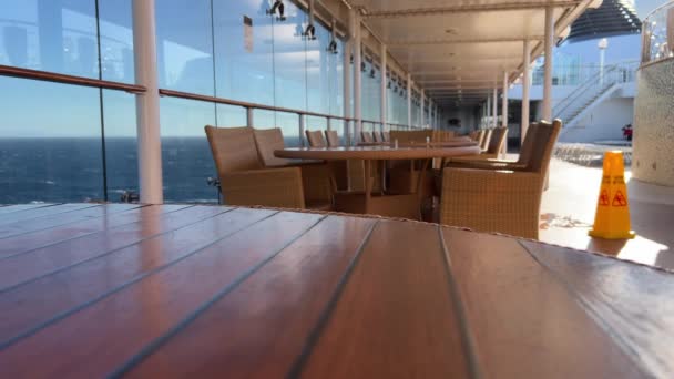 Ligstoelen Tafels Een Zeilend Luxe Cruiseschip — Stockvideo