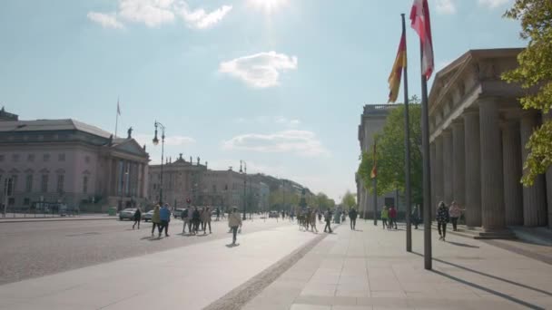 Spaziergang Unter Den Linden Mit Anderen Touristen Frühling Berlin — Stockvideo