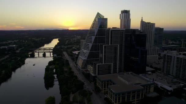Beautiful Sunset Colorado River Austin Skyscrapers Usa Aerial View — Stockvideo