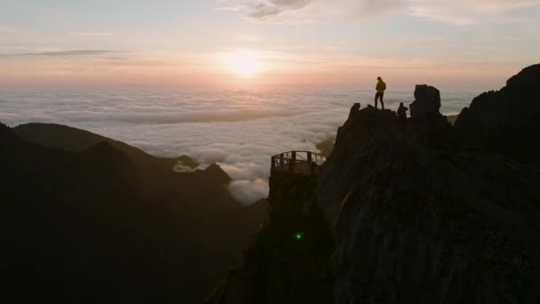 日出时分在云彩之上高山观景台的远足者 — 图库视频影像