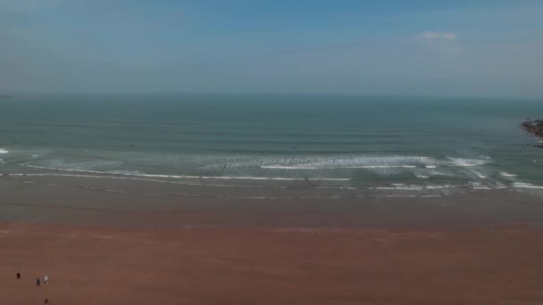 Пляж Скарборо Великобритании Воздушная Съемка Морских Волн Пляже — стоковое видео