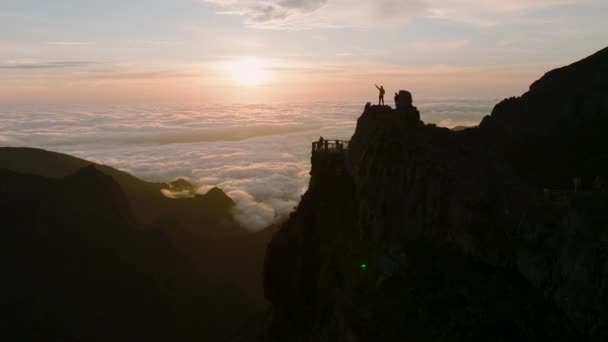 Hikers Enjoy Epic Sunrise Views Pico Arieiro Madeira Aerial — Vídeo de stock