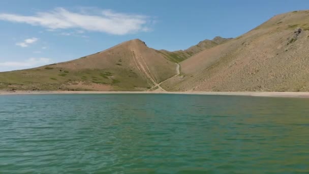 Пролетая Над Озером Голубой Водой Озеро Жинью — стоковое видео