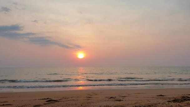 Tayland Kumlu Sahillerinde Ufukta Altın Turuncu Gün Batımı — Stok video