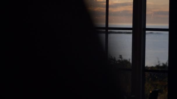 窓から無限の湖のシーンと現代の夏のキャビンのインテリアの詳細 — ストック動画