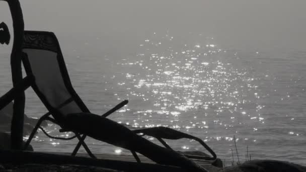 Silhouette Sun Chair Beach Foggy Ocean View Sun Reflection — Vídeos de Stock