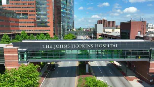 Pedestrian Walkway Johns Hopkins Hospital Research Teaching Medical Center Baltimore — Stok Video