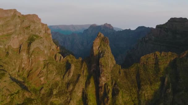 Vista Las Espectaculares Montañas Centrales Madeira Amanecer Aérea — Vídeos de Stock