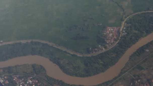 从飞机窗口俯瞰蜿蜒的河流 陆地上茂密的植被 Hd视频 — 图库视频影像