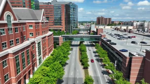 Schild Johns Hopkins Hospital Universitätskliniksystem Baltimore Luftaufnahme — Stockvideo