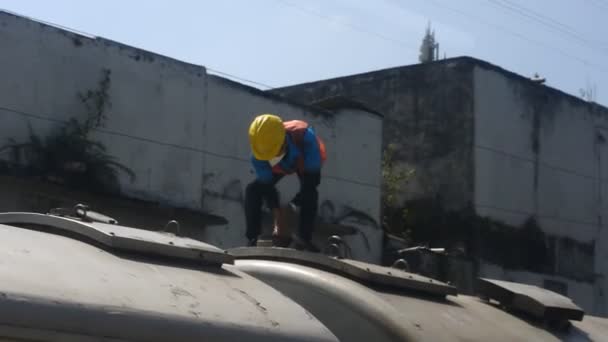 Train Worker Fills Water Toilet Roof Using Hose Sukabumi West — 비디오
