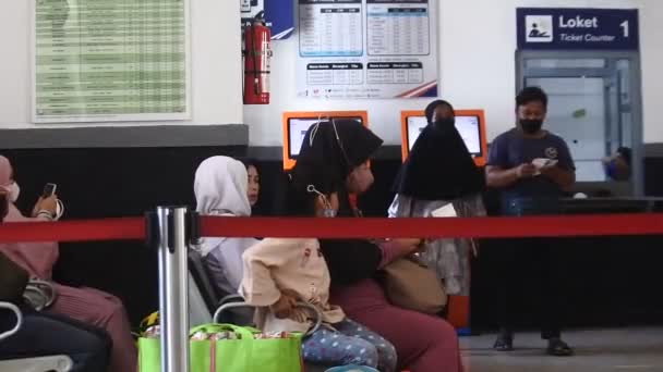 Passengers Buy Tickets Train Station Sukabumi West Java Indonesia May — Stok video