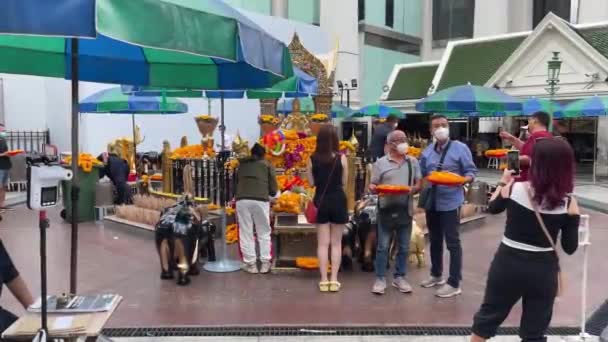 Visitors Praying Four Faced Buddha Erawan Shrine Bangkok — Vídeos de Stock