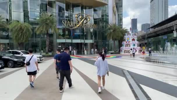 Emberek Sétálnak Felé Siam Paragon Büszke Hónap Dekorációk Padlón — Stock videók
